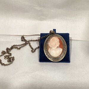 Vintage-Inspired Cameo Pendant Necklace